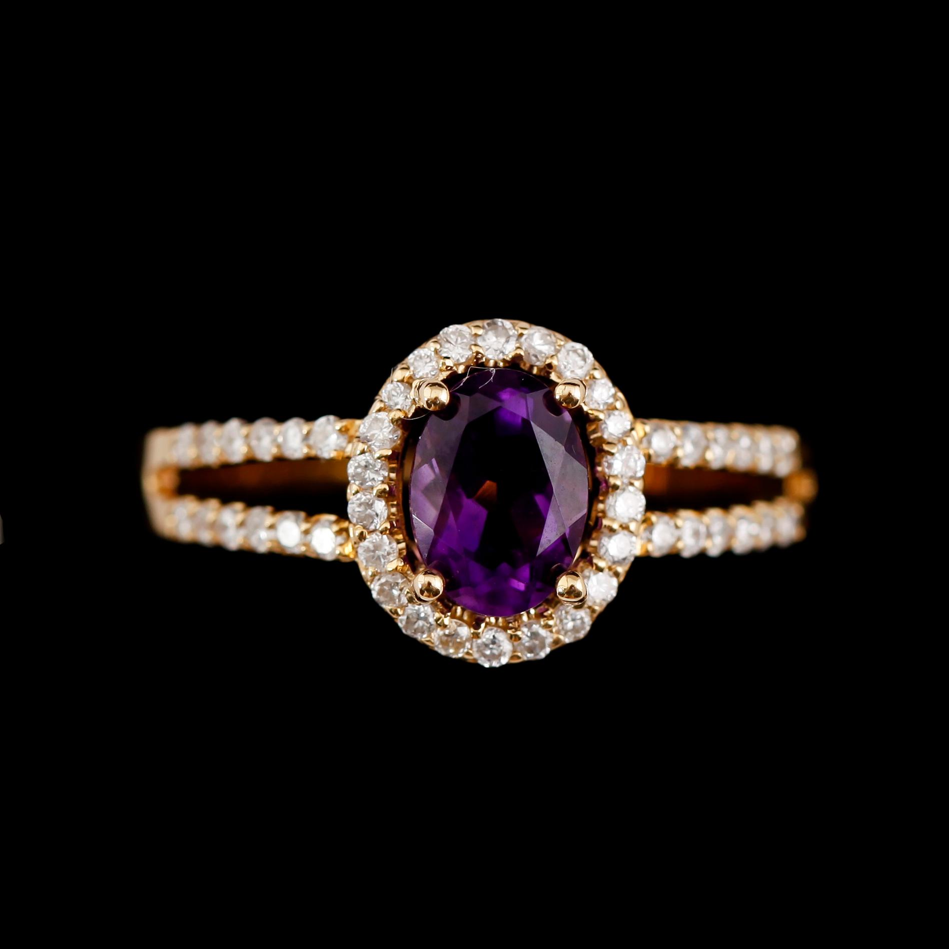RING, 18 k guld, ametist 0.76 ct, briljantslipade diamanter totalt 0.31 ct. Vikt ca 3 g.