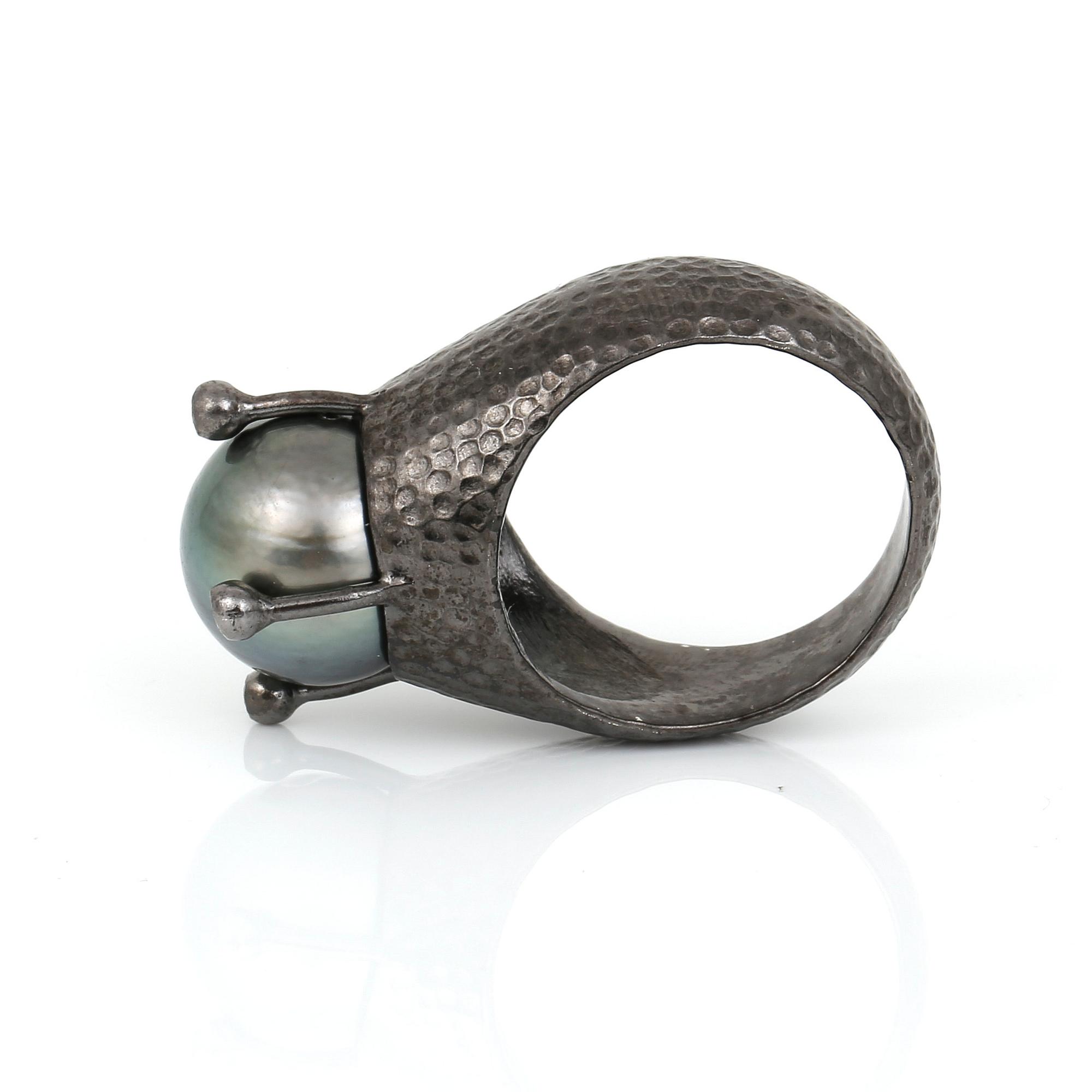 RING, silver med grå South Sea pärla och små diamanter tot ca 0,04 ct. Total vikt 11,67 g.