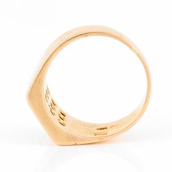 RING, 18 k guld, med briljantslipade diamanter. Totalvikt ca 8 gram.