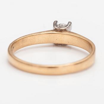 An 18K gold ring with a diamonds ca. 0.22 ct. Pentti Anttila, Helsinki 1968.