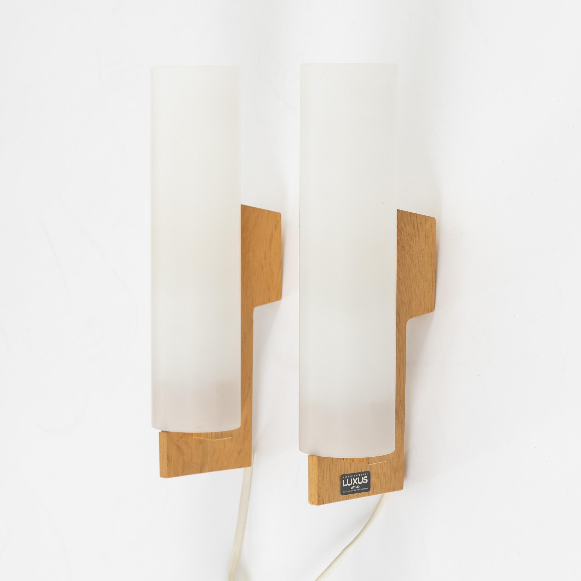 Sminkbord med spegel samt ett par vägglampor, Luxus, Vittsjö.