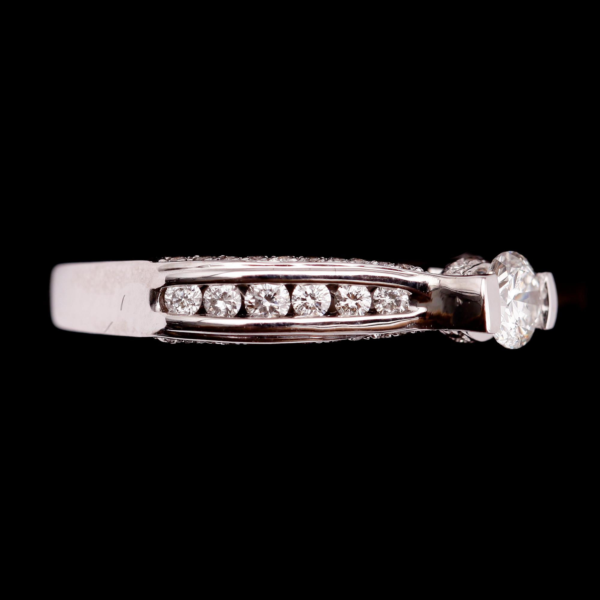 RING, 14 k vitguld, med briljantslipade diamanter tot ca 1.0 ct. Total vikt ca 4,8 gram.