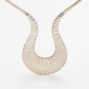 Pekka Piekäinen, A sterlingsilver necklace. Platinoro, Turku 2011.