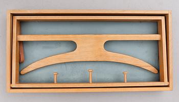 KLÄDHÄNGARE, Adam Hoff & Poul Östergaard, Virum Möbelsnedkeri, Danmark.