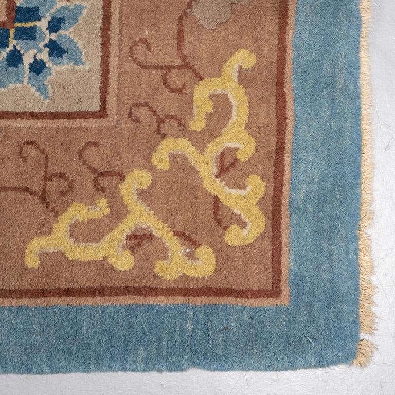 A carpet, a semi-antique China, ca 329,5-332 x 241,5 cm (as well as 1-1,5 cm flat weave at the ends).