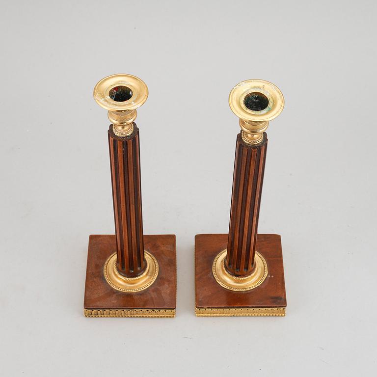 Ljusstakar, ett par, sengustavianska, 1700-talets slut.