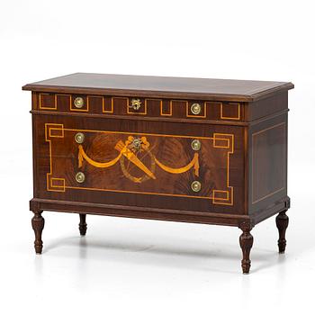 Chest of drawers, first half of the 20th century.