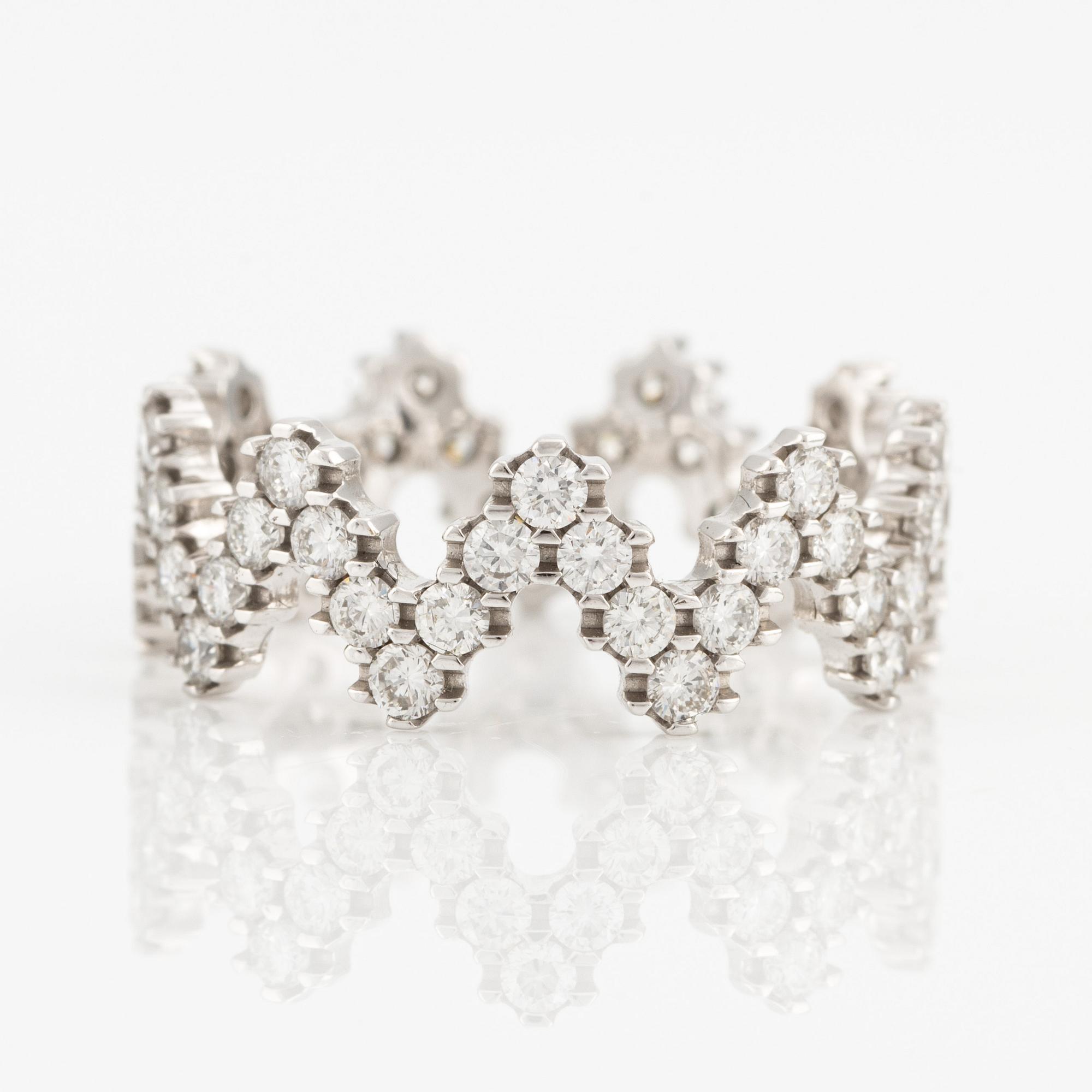 Ring, white gold, V-shaped with brilliant-cut diamonds.