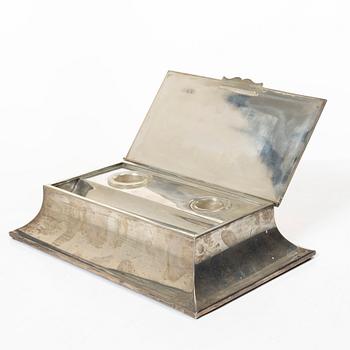 A silver inkwell, Sampson Mordan & Co, London, England, 1913.