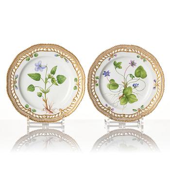 Desserttallrikar, fyra stycken, porslin. Royal Copenhagen, "Flora Danica", Danmark, 1900-tal.
