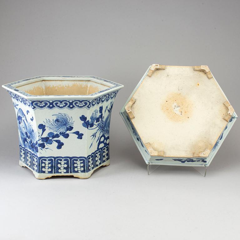A blue and white flower pot with stand, Qing dynasty, Qianlong (1736-95).
