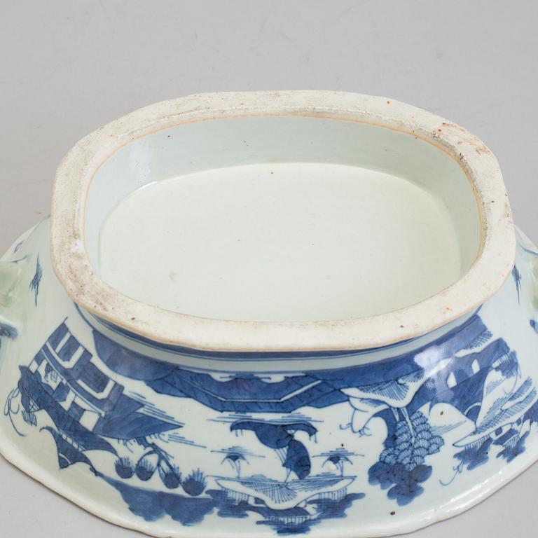 TERRIN med LOCK samt FAT, kompaniporslin. Kina, Qingdynastin, Jiaqing (1796-1820).