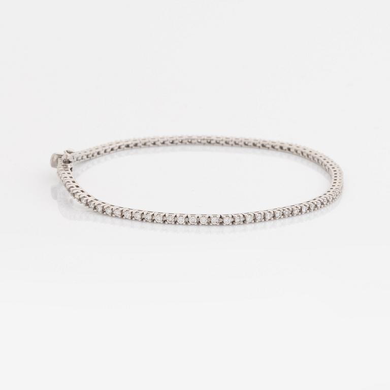 Brilliant-cut diamond tennis bracelet.