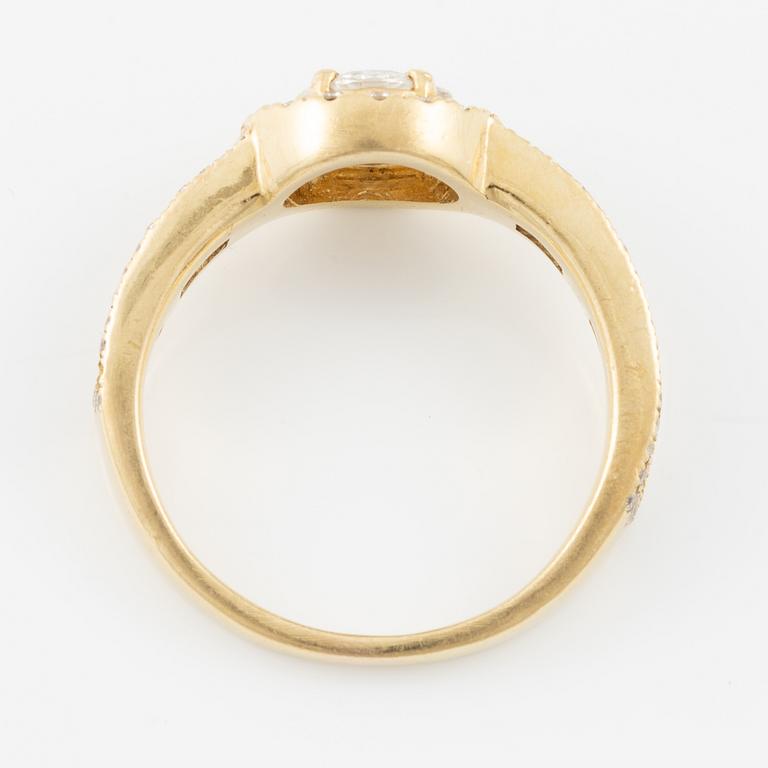 Ring 18K guld med navette-, briljant- och baguetteslipade diamanter.