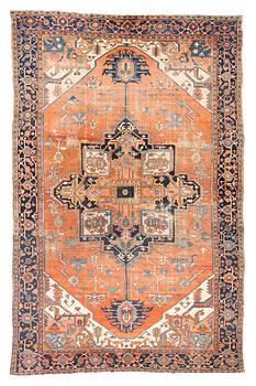 283. A carpet, an antique Heriz, ca 469,5-471 x 300-309,5 cm.