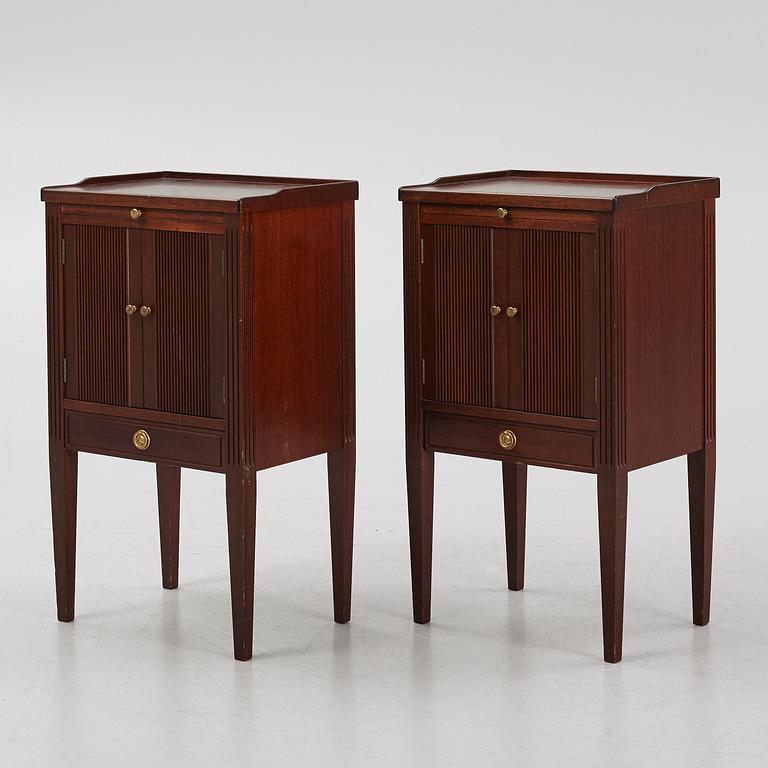 Sängbord, ett par, gustaviansk stil, 1900-talets andra hälft.