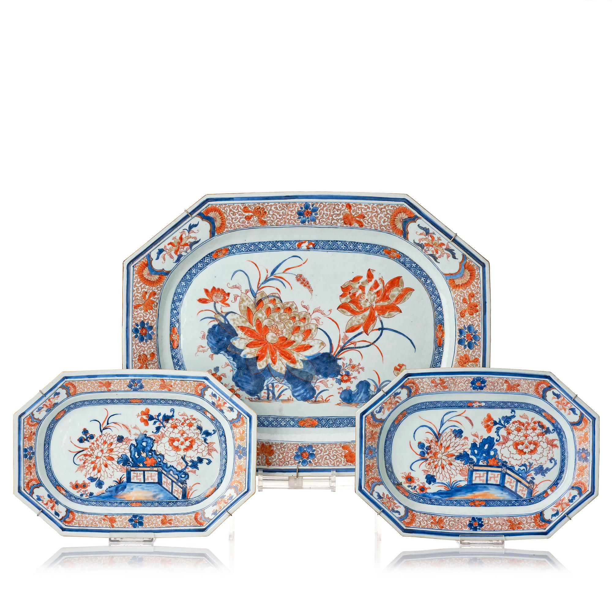 A set of 3 imari serving dishes, Qing dynasty, 18th Century.
