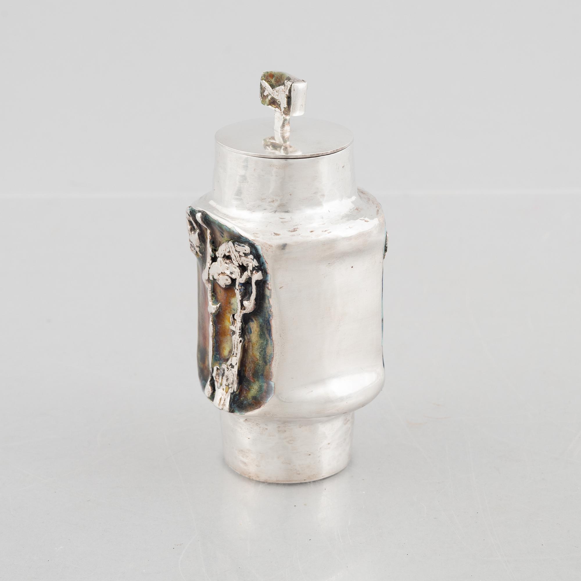 Lars Arby, dosa med lock, sterling silver och emalj, Göteborg 1978.