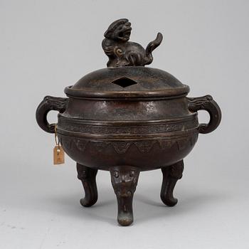 A Japanese bronze censer with cover, Meiji period (1868-1912).