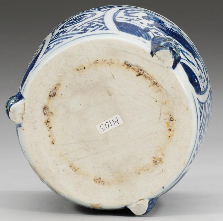 A blue and white tripod censer, Ming dynasty, Wanli (1573-1619).