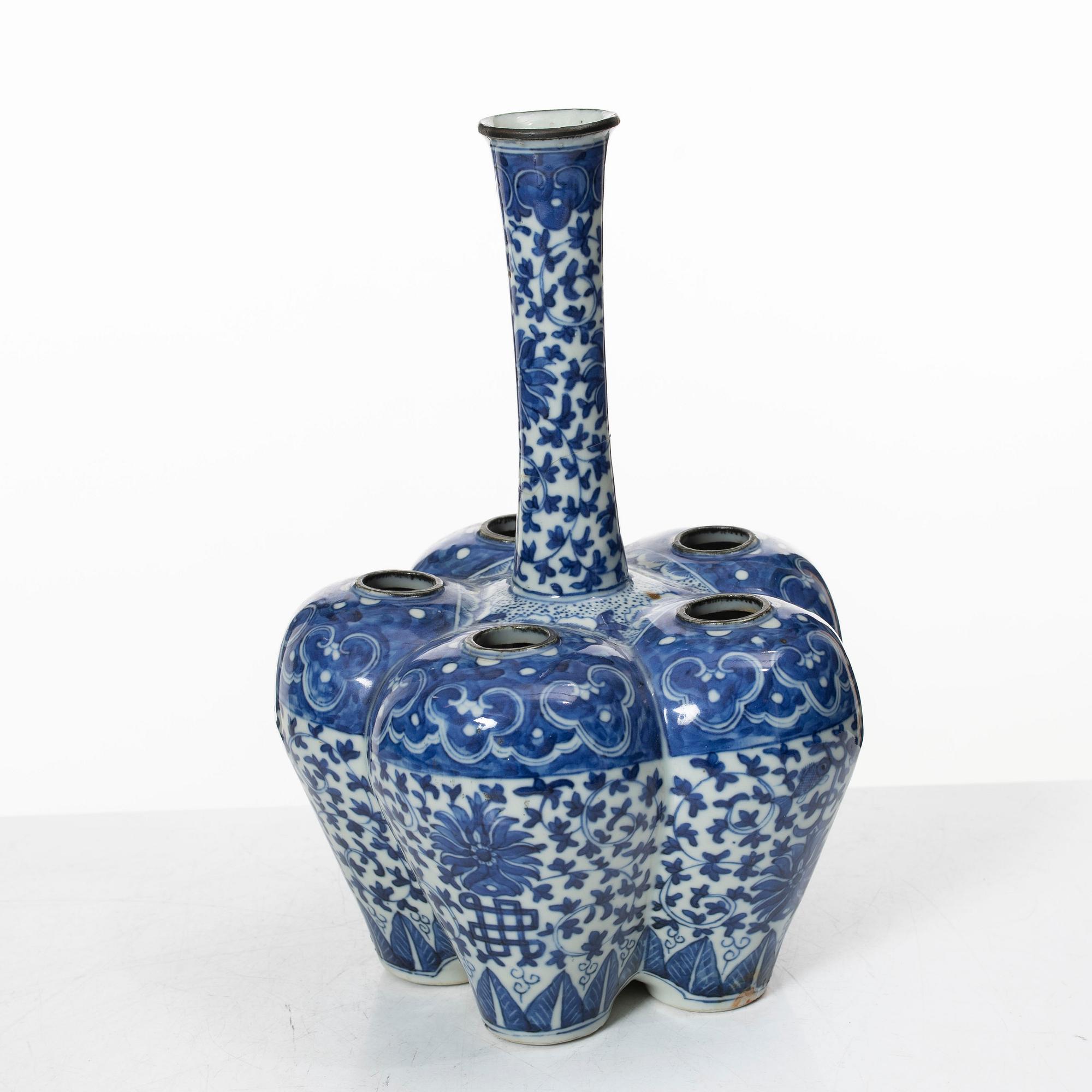 A blue and white tulip vase, Qing dynasty, circa 1900.
