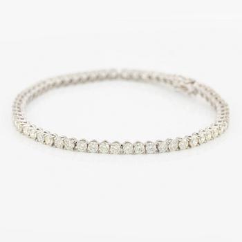 Tennis bracelet in 18K gold with round brilliant-cut diamonds.