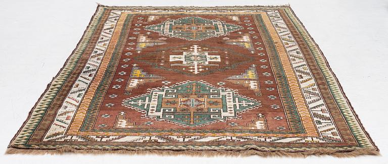 Carpet, Kazak style, approx. 270 x 165 cm.