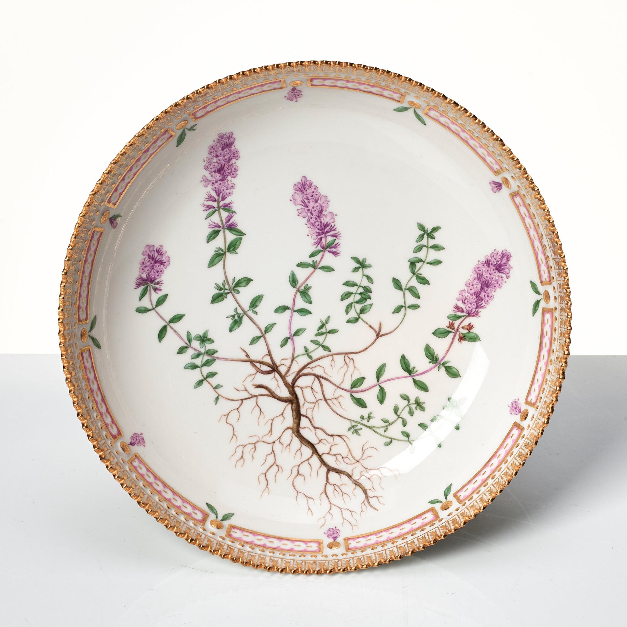 Tazza, saladiere samt geleskål, porslin. Royal Copenhagen, "Flora Danica", Danmark, 1900-tal.