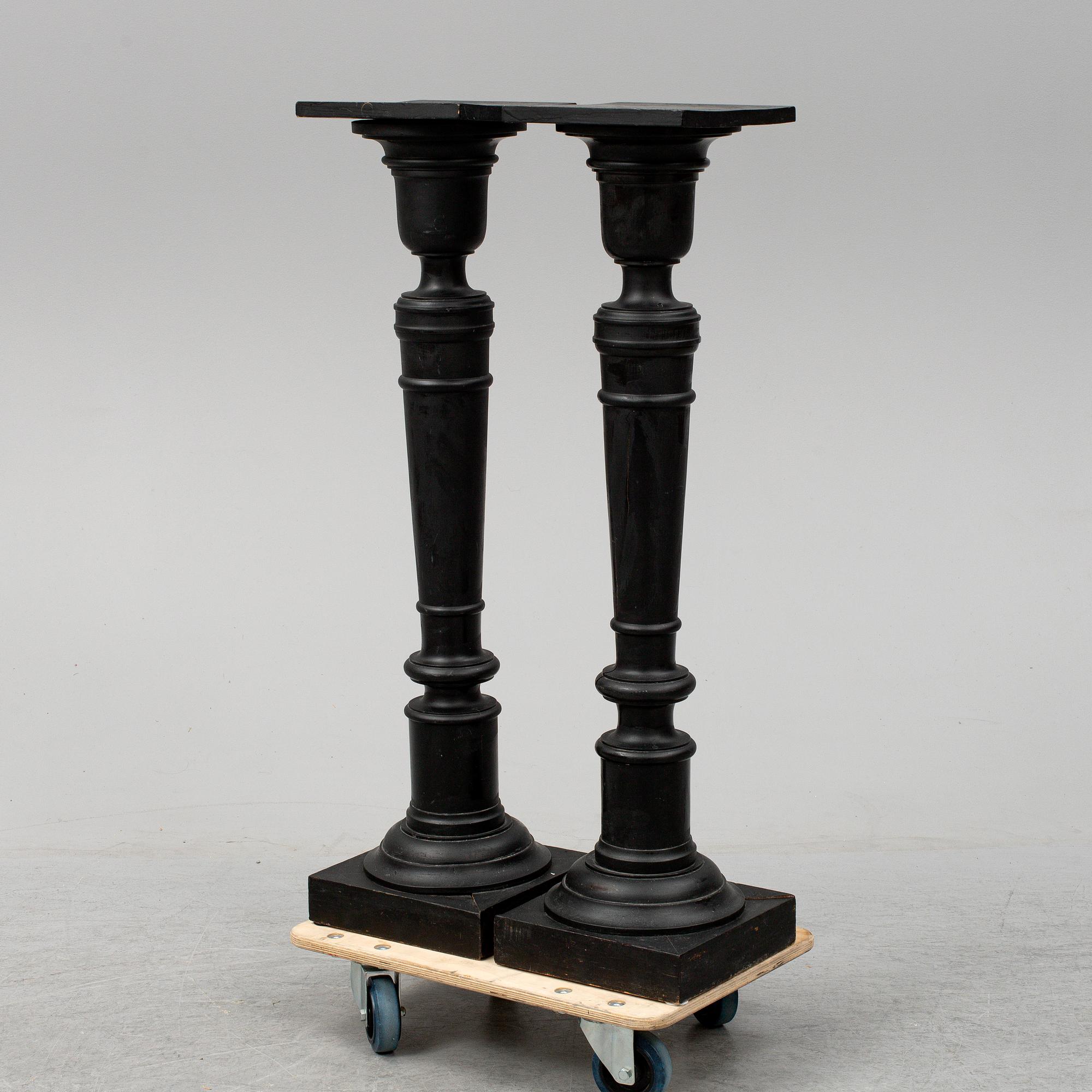 PIEDESTALER, ett par, sent 1800-tal.