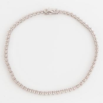 Brilliant-cut diamond tennis bracelet.