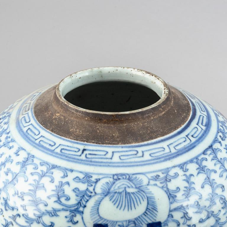 A blue and white jar with cover, Qingdynasty, 19th Century.