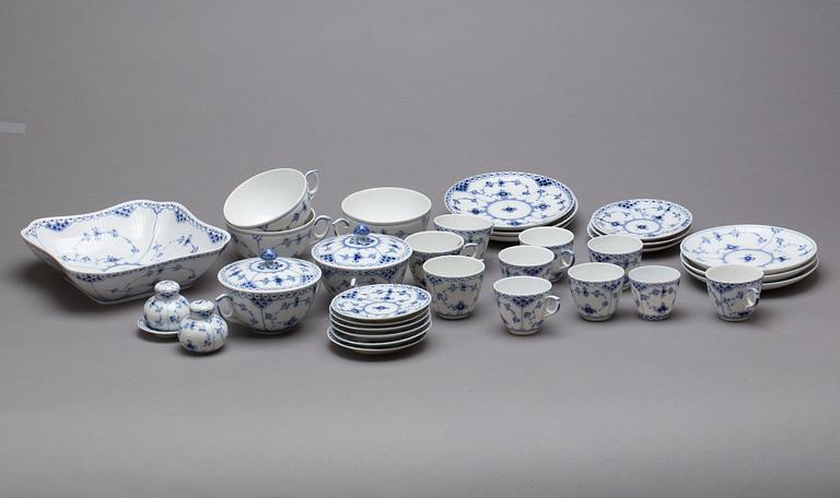 SERVIS, ca 65 delar, "Musselmalet", halvblond, Royal Copenhagen.
