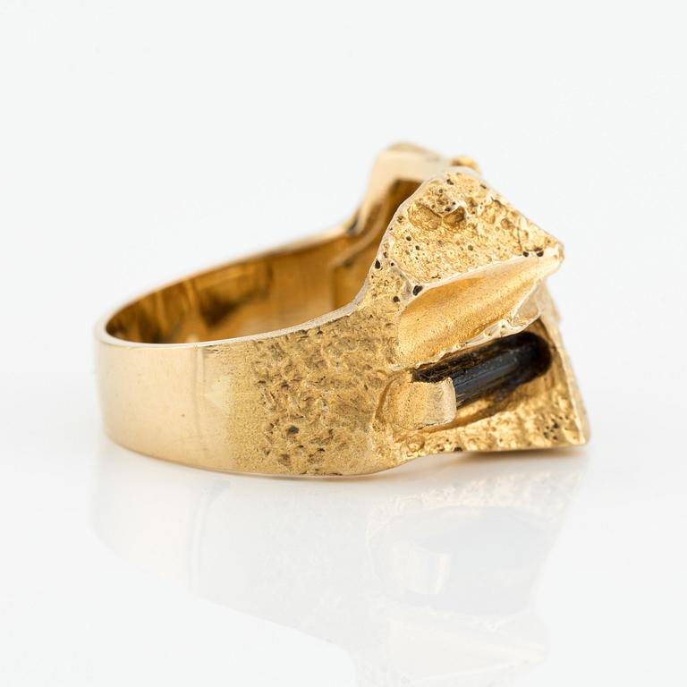 Björn Weckström, ring, "Tourmaline bridge", 18K guld med grön turmalin. Lapponia 1976.