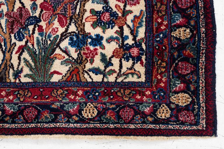 A semi-antique Meshad rug, signed, approx. 133 x 85 cm.