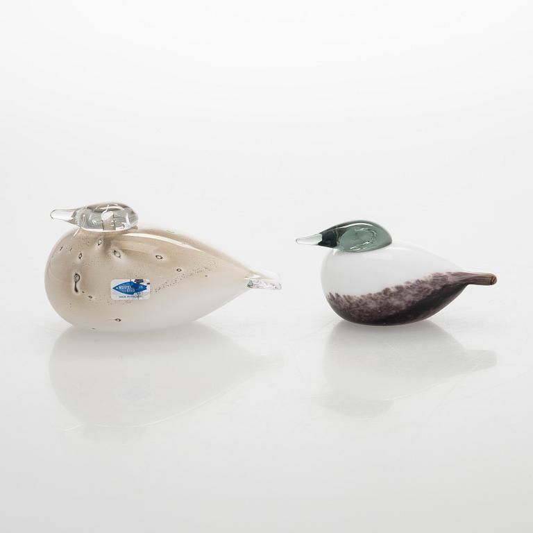 Oiva Toikka, lasilintuja, 2 kpl, "Untuviklo" ja "Pikku Uivelo", signeerattu O. Toikka Nuutajärvi/Iittala.