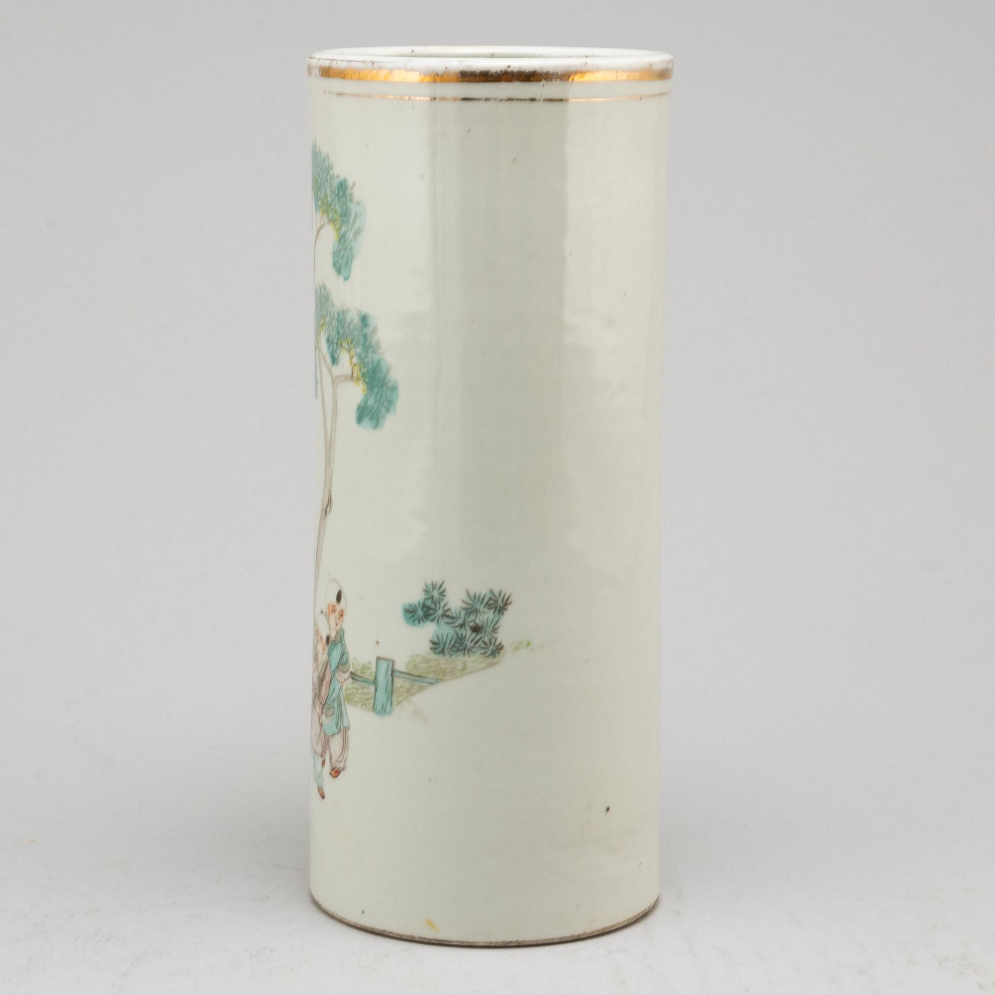 A Chinese famille rose hat stand, 20th century.