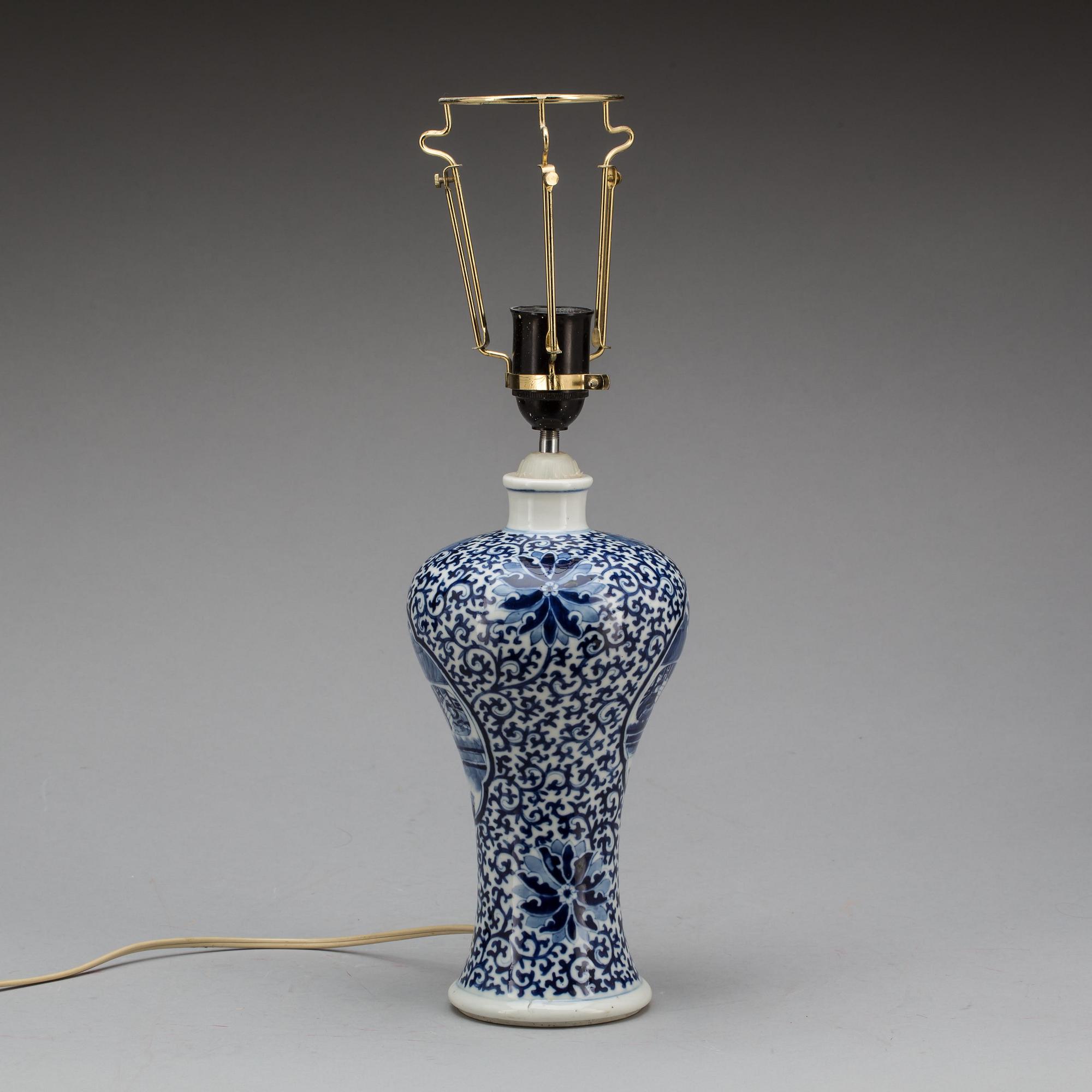 BORDSLAMPA. porslin, Kina, 1900-tal.
