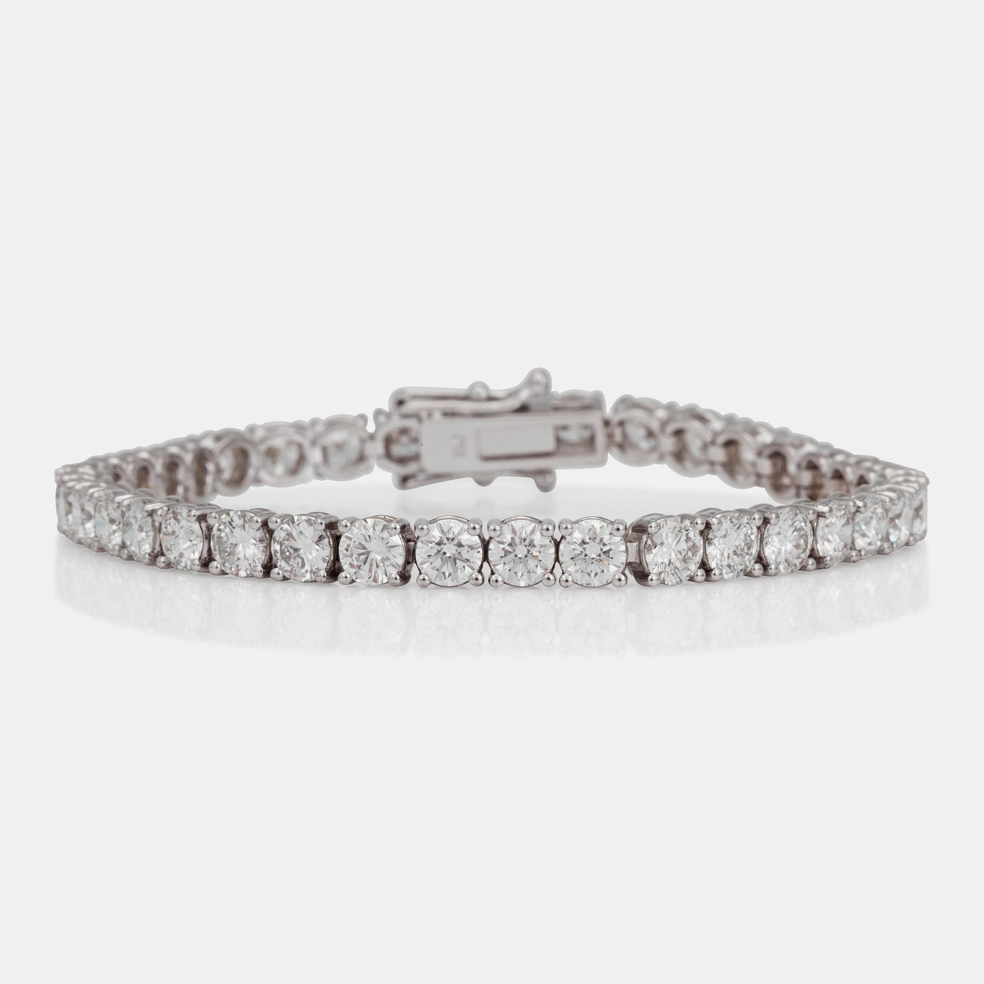 ARMBAND med diamanter med 37st briljantslipade diamanter totalt 12.00ct. Kvalitet E-G/SI.
