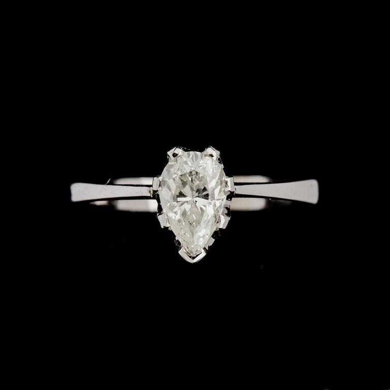 RING, 18 k vitguld med droppslipad diamant ca 0,85 ct. Vikt ca 2,7 g.