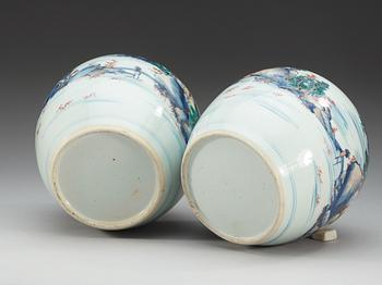 A pair of imari verte jars, Qing dynasty, 18th Century.