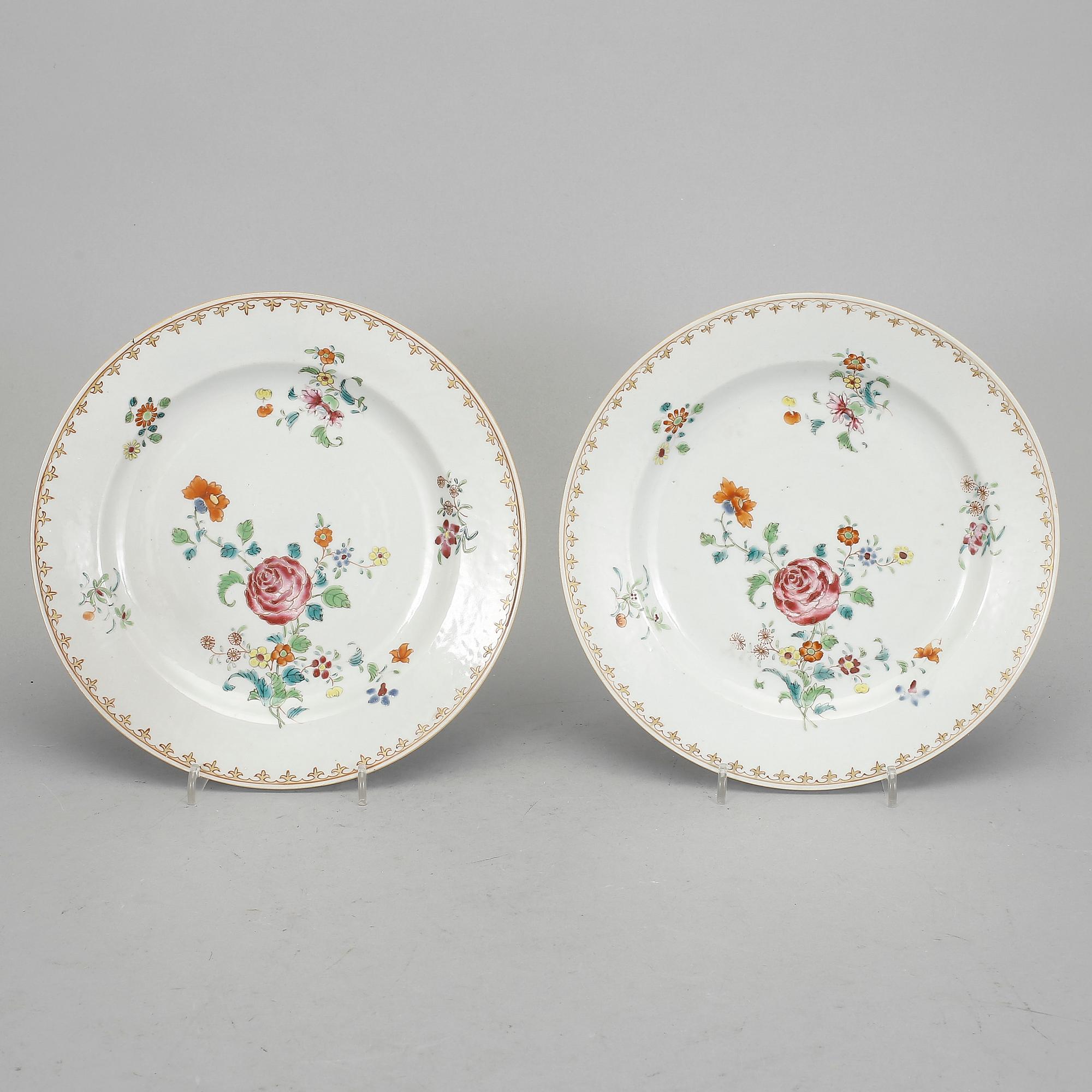 TALLRIKAR, 2 st, porslin. Kina, Qianlong (1736-1795).