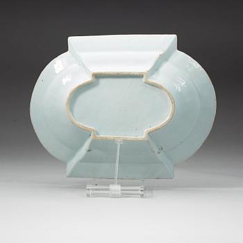 A blue and white dish with cover, Qing dynasty, Yongzheng (1723-35).