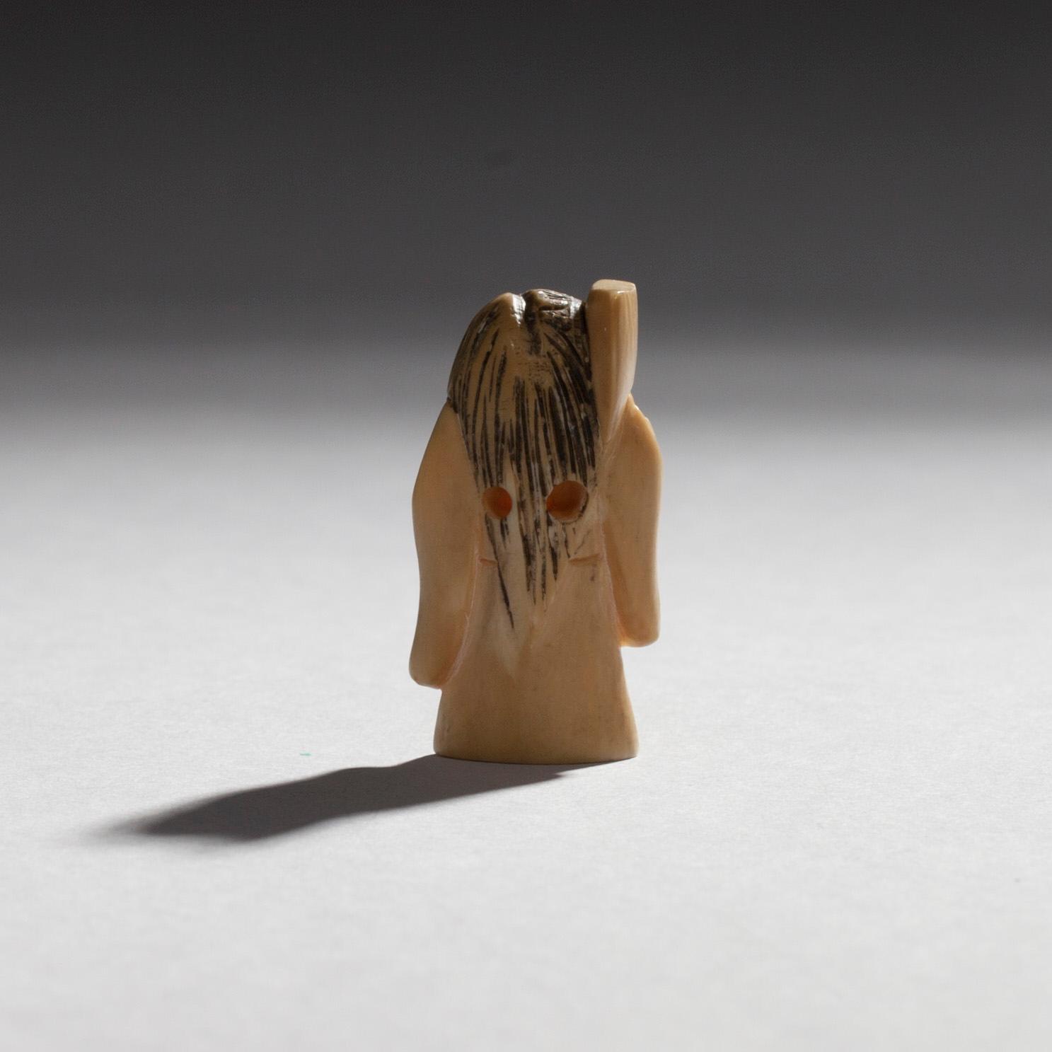 NETSUKE, ben, signerad, Japan möjligen 1700-tal.
