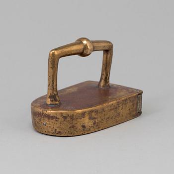 STRYKJÄRN, brons, 1600-tal.