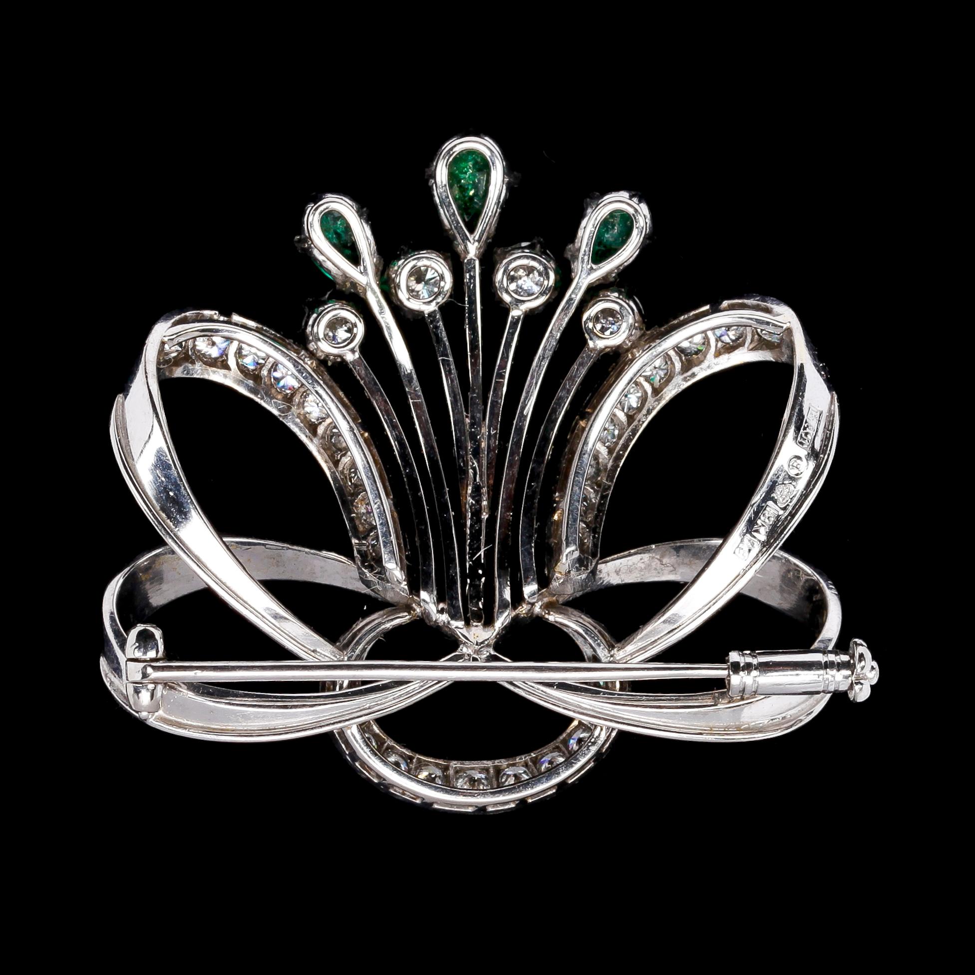 BROSCH, droppslipade smaragder med briljantslipade diamanter, tot. ca 1.30 ct.