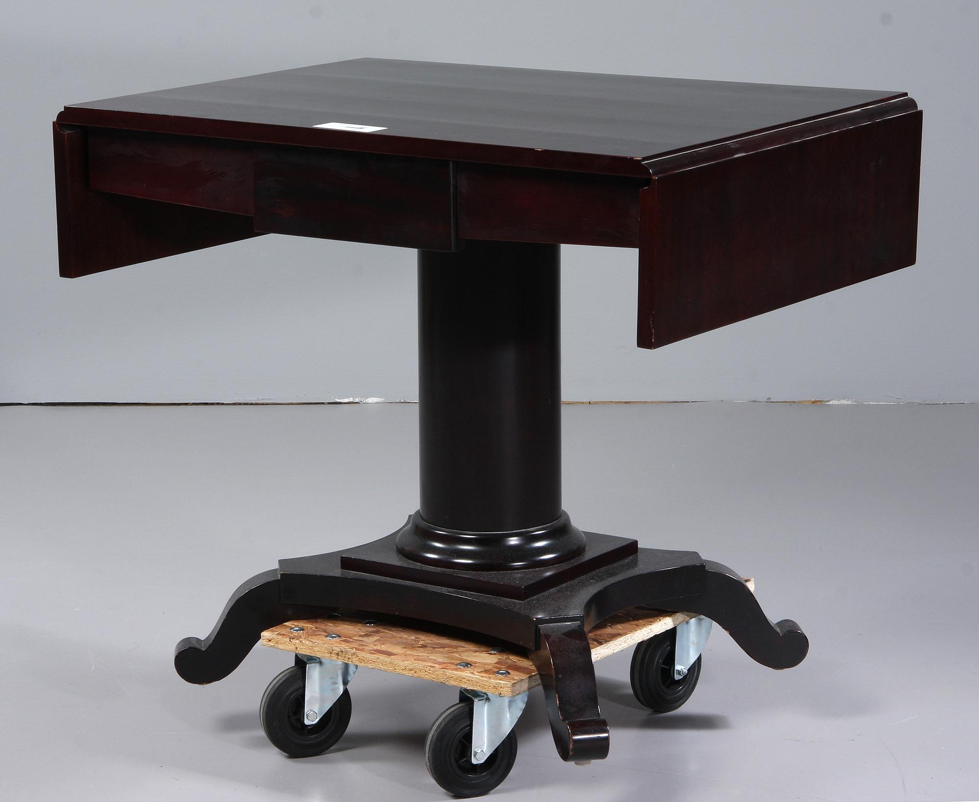 KLAFFBORD, Karl Johanstil, 1900-tal.