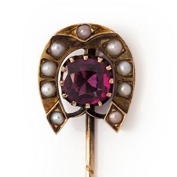 Brooch, faceted pyrope garnet, 14K (56) gold, St. Petersburg, late 19th century.