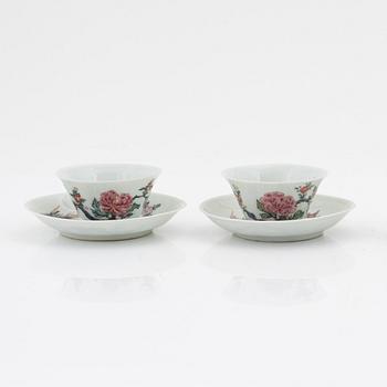 A pair of famille rose cups with stands, Qing dynasty, 18th Century.