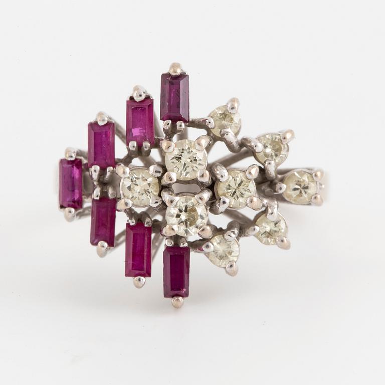 An 18K white gold ring with rubies and brilliant-cut diamonds.