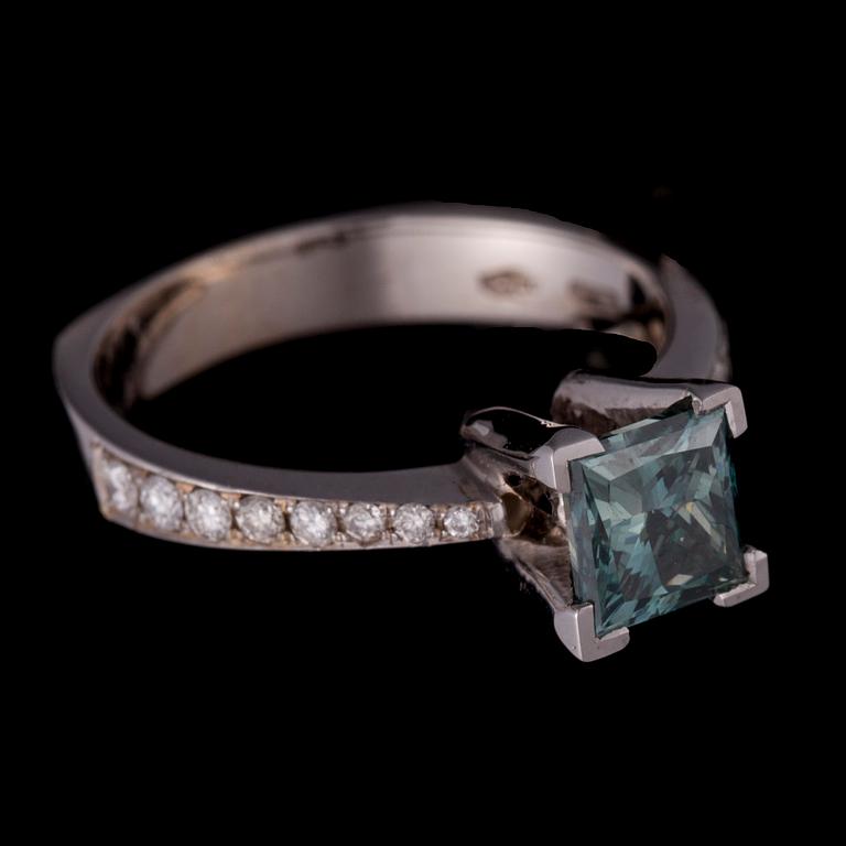 RING, 18K vitguld, färgad blå diamant, färglösa diamanter. Vikt ca 4,2 g. Intyg.